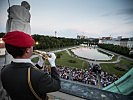 Der Trompeter der Gardemusik beim Abblasen des Zapfenstreiches.