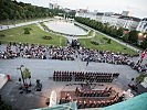 Mehr als 800 Besucher wohnten dem Zapfenstreich vor dem Schloss Belvedere bei.