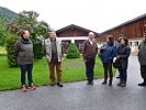 Julia u. Georg Altenberger (1.u.2.v. l.) informieren über die Führung des Hofes im Nationalpark Hohe Tauern.