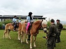 Die Haflinger-Pferde des Tragtierzentrums waren ein Anziehungspunkt für die Jungen und Mädchen.