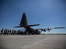 Die Gardesoldaten steigen in die C-130 "Hercules" für den Rückflug nach Österreich.