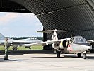 Die Saab rollt aus dem Hangar zur Startbahn.