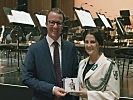 Carmen W. übergibt eine CD an Landesrat Christian Gantner bei einem Konzert im KUB Wolfurt. (Bild: Archiv)