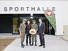 Schlüsselübergabe für die neue Sporthalle, v. l.: Oberst Franz Pritz, Amtsdirektor Gerald Schnöll, Major Thomas Moser und Hofrat Johannes Sailer.