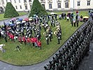 Die Militärmusik führt den "Großen Zapfenstreich des Österreichischen Bundesheeres" auf.