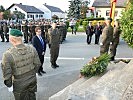 Oberst Erkinger und Bürgermeister Ziniel beim Totengedenken vor dem Kriegerdenkmal.