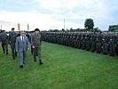 Landeshauptmann Niessl und Militärkommandant Brigadier Gasser schreiten die Front ab.