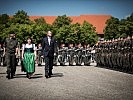 Abschreiten der Front durch Generalsekretär Baumann mit der 2. Landtagspräsidentin von Wien, Matiasek.