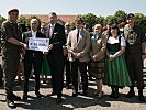 Spendenübergabe an Michael Landau, Präsident der Caritas Österreich.