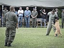 Anlässlich der Welpentaufe demonstrierte das Militärhundezentrum seine Fähigkeiten.