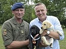 Oberst Otto Koppitsch und Minister Mario Kunasek mit den beiden Welpen.