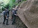 Die Pioniere sichern den Hang beim Wegebau.