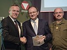 v.l.: Minister Kunasek mit Klaus Buchleitner, Raiffeisen-Holding NÖ Wien, sowie Brigadier Martin Jawurek.