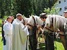 ...im Anschluss der Messe bei der Weihe der Tragtiere.