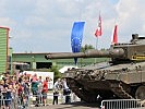 Der Kampfpanzer "Leopard" 2A4 bei der Gefechtsvorführung.