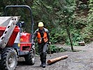 Rekrut Nico Steiner transportiert ein Rundholz zum Abtransport mit dem Seilkran.