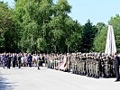 Die Militärmusik Vorarlberg und die Ehrenkompanie am Platz vor dem Festspielhaus.