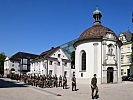 Rückmarsch in die Kaserne über den Kornmarkt in Bregenz.