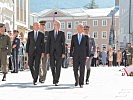 Bundespräsident Van der Bellen und der portugiesische Präsident schreiten die Front ab.