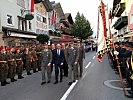 Abschreiten der Front nach der Meldung.