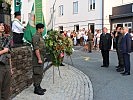 Die Kranzniederlegung beim Friedensdenkmal im Ortszentrum von Söchau.