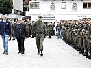 Oberst Gerhard Pfeifer, Abgeordneter Hermann Gahr und Bürgermeister Werner Frießer schreiten die Front ab.