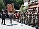 Nationalrat Hermann Gahr und Militärkommandant Generalmajor Herbert Bauer schreiten gemeinsam die Front der angetretenen Soldaten ab.