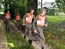 Oberstleutnant Tassenbacher läuft mit seiner Mannschaft zum Schießstand.