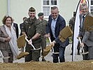 Minister Mario Kunasek beim symbolischen Spatenstich am Fliegerhorst.