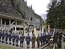 Die Soldaten vor der herrlichen Kulisse auf der Festung Nauders.