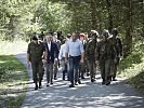 Der Minister ließ sich Möglichkeiten zum Einsatz von Gebirgstruppen demonstrieren.