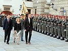 Abschreiten der Front: Generalsekretär Wolfgang Baumann, Wiens Militärkommandant Brigadier Kurt Wagner, die polnische Botschafterin Jolanta Roza Kozlowska und Gemeinderat Marcus Schober.