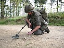 Ein Soldat der Jägerkompanie Tulln sucht den Boden nach Minen ab.