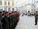 Oberst Gerhard Skalvy gratuliert den Marschteilnehmern zu ihrer Leistung.