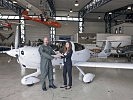 Oberstleutnant Reinhard Kraft und Amila Spiegel, Diamond Aircraft, bei der Schlüsselübergabe der neuen DA40 NG Schulungsflugzeuge.