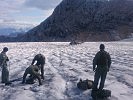 Beginn der Übung: Nach einer Notlandung wird unter Anwendung behelfsmäßiger Gebirgstechniken der Gletscher verlassen.