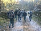 In der Überlebensausrüstung der Flächenpiloten befindet sich wegen des geringen Platzes im Luftfahrzeug kein Rucksack, daher ist Improvisation in der Überlebenssituation gefragt.