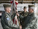 Übergabe der Insignie von Brigadier Andreas Putz an den Kommandanten der Luftstreitkräfte, Generalmajor Karl Gruber.