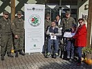 Die Salzburger Pioniere übergeben den Spendencheck an den Verein "Ich bin Ich".