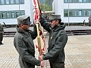 Der Vorarlberger Militärkommandant, Brigadier Ernst Konzett, übergibt die Insignie des Jägerbataillons 23 an den Kommandanten der 6. Gebirgsbrigade, Brigadier Johann Gaiswinkler.