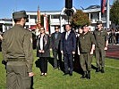 Zu Beginn des Festaktes wird an Generalmajor Herbert Bauer, Militärkommandant von Tirol, gemeldet.