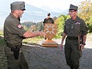 Brigadier Gaiswinkler, l., und Vizeleutnant Schnegg vor Übergabe der "Amtsinsignien": das Funktionsabzeichen des Kommandounteroffiziers und ein Seitengewehr.