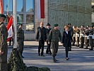 Abschreiten der Front, v. l., vorne: Militärkommandant Brigadier Anton Waldner, Landtagspräsidentin Brigitta Pallauf. V. l. hinten: Bürgermeister der Gemeinde Wals, Joachim Maislinger, Präsident des ÖKB, Ludwig Bieringer.