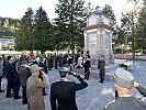 Am Denkmal der gefallenen italienischen Soldaten wird den Kriegstoten gedacht.
