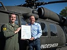 25.000ste Flugstunde: Minister Kunasek überreicht eine Urkunde an Staffelkommandant Major Franz Reisinger.