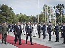 Minister Kunasek wurde in Athen mit militärischen Ehren empfangen.