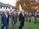 Bürgermeister Primus, Militärkommandant Gitschthaler und Landeshauptmann Kaiser beim Abschreiten der Front.