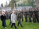 Abschreiten der Front: V.l.: Landtagsabgeordneter Josef Schöchl, der Kommandant der 6. Gebirgsbrigade, Brigadier Johann Gaiswinkler; v.l.h.: Bundesrätin Marlies Steiner-Wieser und der Kommandant des Pionierbataillons 2, Oberst Günther Gann.