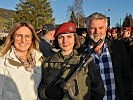 Isabell Obermoser aus St. Veit im Pongau vor Beginn der Angelobungsfeier mit ihren Eltern.