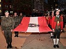 Die Bundesdienstflagge wird zu Beginn des Zapfenstreiches gehisst.